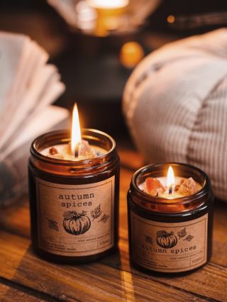 Podzim je tuuu!🍂 A s ním jako každý rok podzimní svíčky.🍁 Vybereš si kořeněnou klasiku, lesní vůni nebo limitku Twilight...